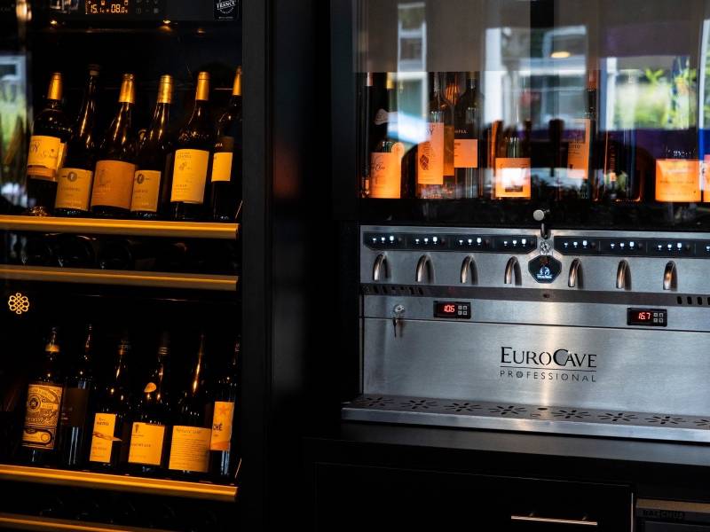 Bar à tapas chaleureux à Lyon avec planches à partager, sélection de vins, bières et cocktails maison