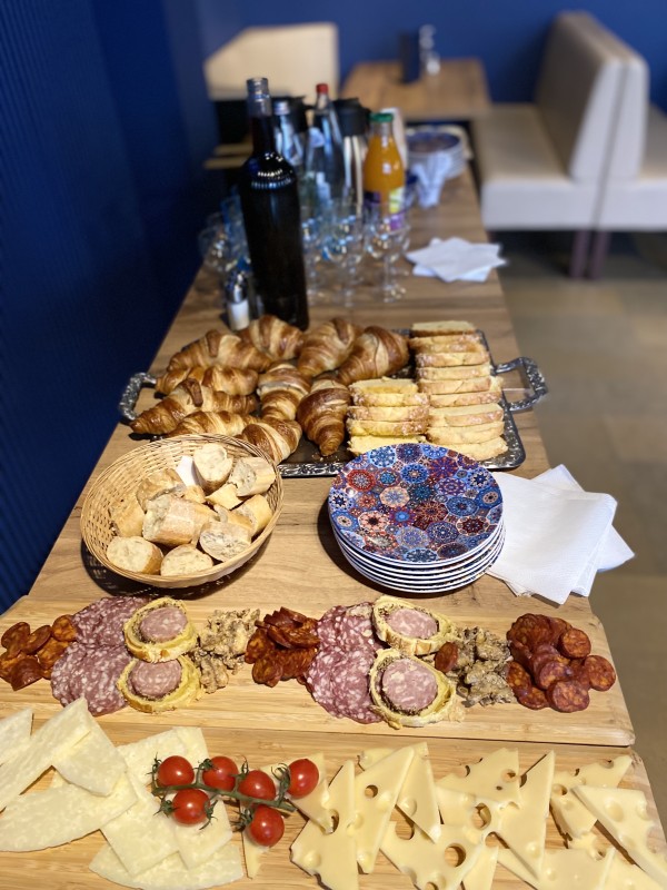 Organisation de petit-déjeuner d'entreprise avec buffet, boissons chaudes et équipement audiovisuel à Lyon 7 près de Jean-Macé et Gerland