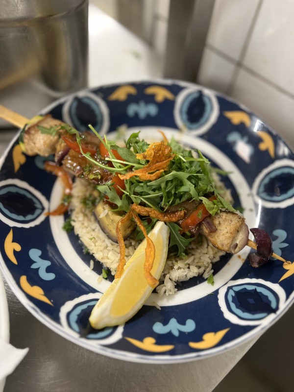 Spiedone d’espadon à la sicilienne (tomate, olives, capres), riz parfumé et légumes de saison