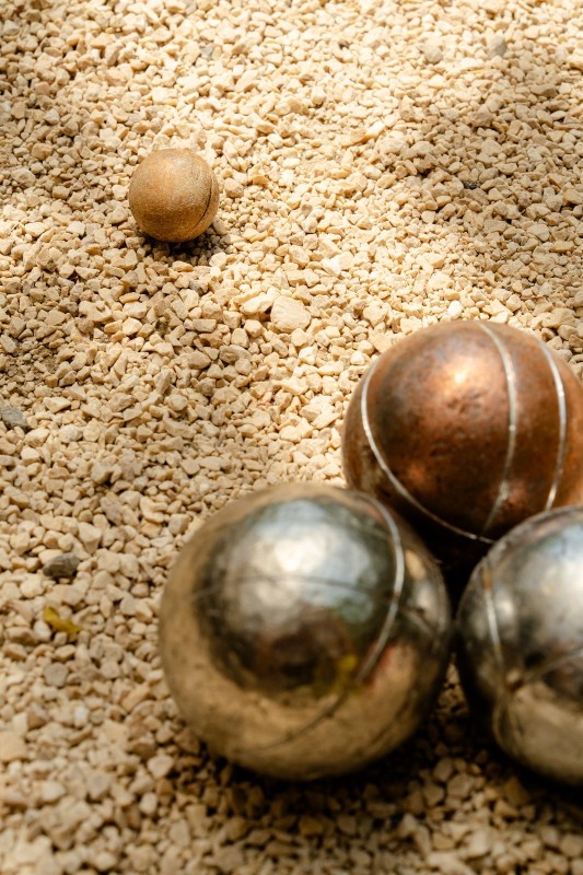 Bar avec pétanque à Lyon: multi terrains avec boules sur place pour soirée entre amis