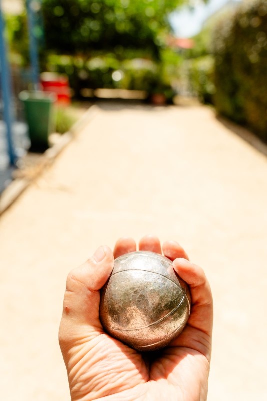 Bar avec pétanque à Lyon: multi terrains avec boules sur place pour soirée entre amis