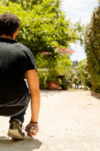 Bar avec pétanque à Lyon: multi terrains avec boules sur place pour soirée entre amis