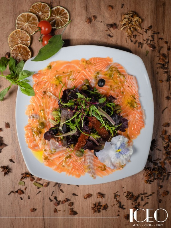 Carpaccio de saumon mariné à l’huile d’olive et herbes fraiches, frites et mesclun
