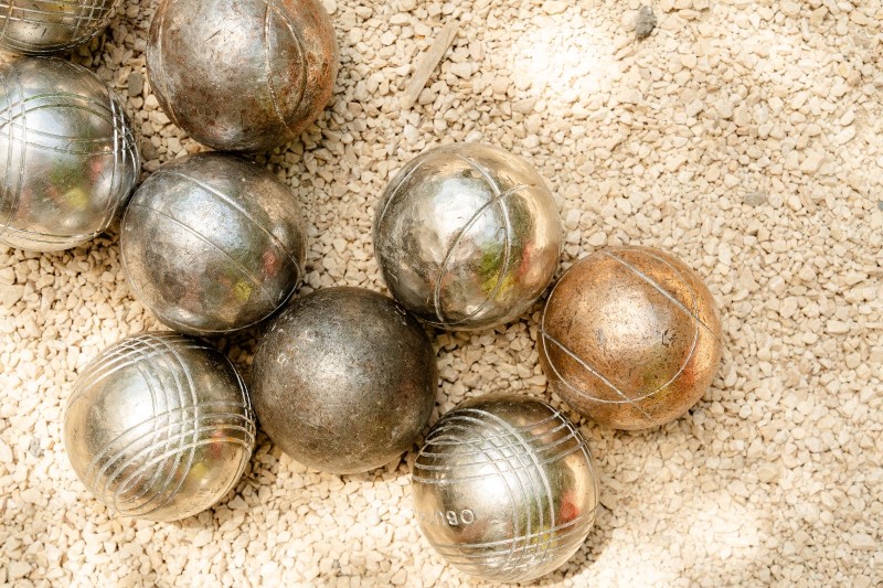 Bar avec pétanque à Lyon: multi terrains avec boules sur place pour soirée entre amis