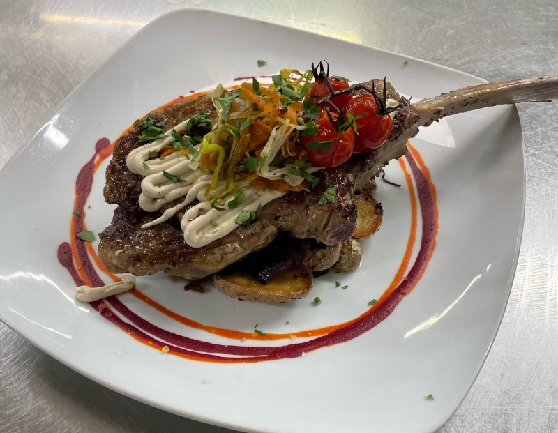 Côte de veau Tomahawk grillée, 400g sauce au poivre, pommes grenailles persillées et légumes de saison