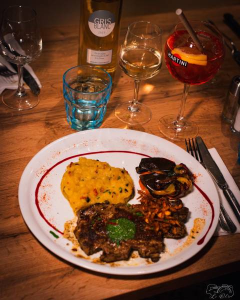 Restaurant ouvert le soir du lundi au samedi, et le midi du lundi au vendredi à Lyon