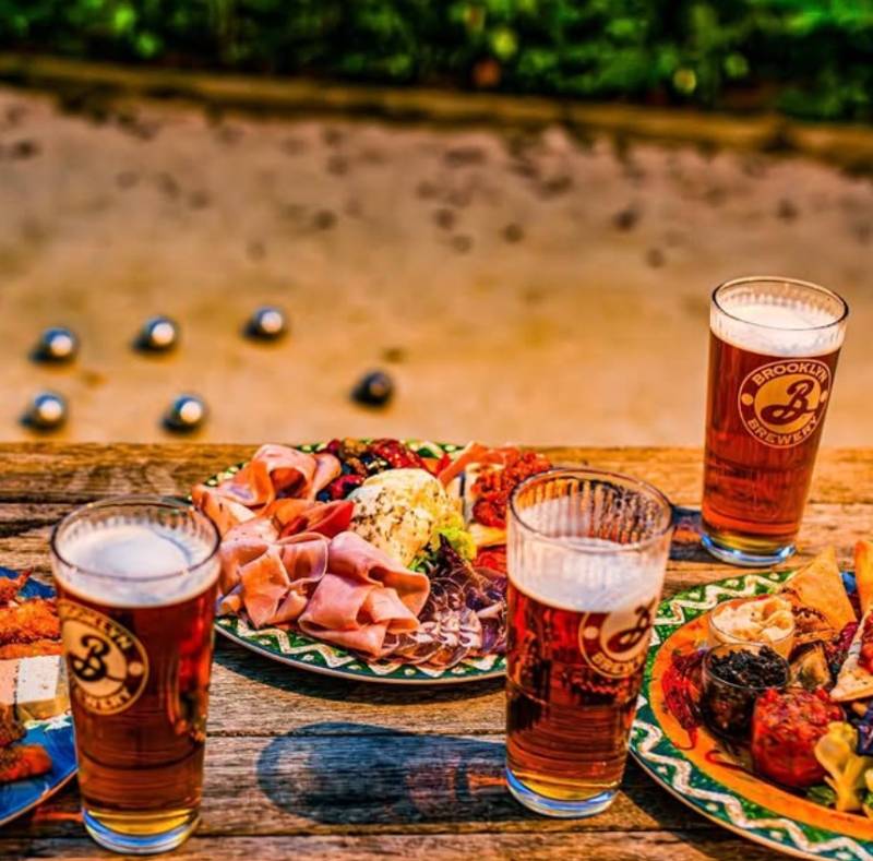 Restaurant pour accueillir un team building à Lyon - Animation : karaoké, photobooth, flipper, magicien, bar blind test à Lyon (séminaires d'entreprises: à partir de 30 personnes)