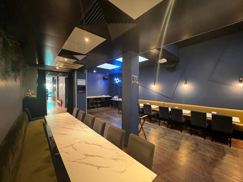 Salon privatif pour réunion d'entreprise dans un restaurant à Lyon avec installations audiovisuelles, buffet froid ou petit déjeuner / boissons