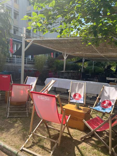 Privatiser un restaurant avec terrasse au soleil, pétanque et transats à Lyon : ambiance vacances garantie !