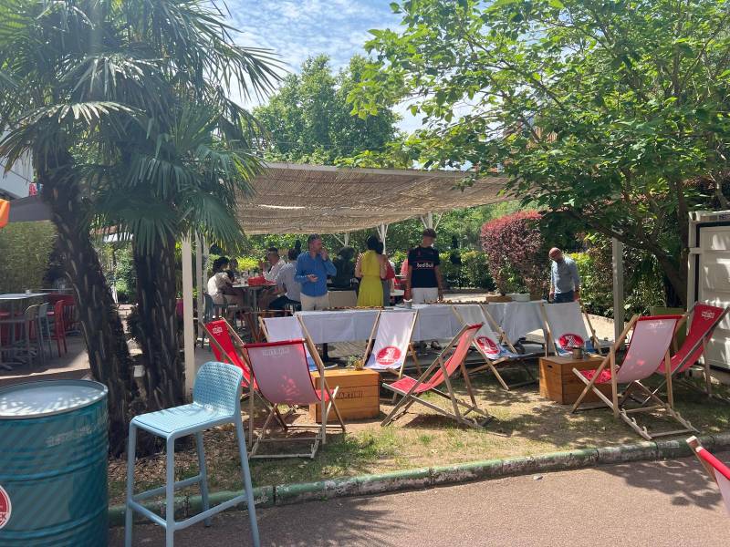 Privatiser un restaurant avec terrasse au soleil, pétanque et transats à Lyon : ambiance vacances garantie !