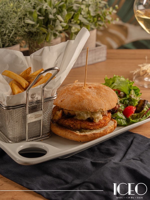 Burger de canard confit, butternut, oignon confit, comté, frites de patate douce