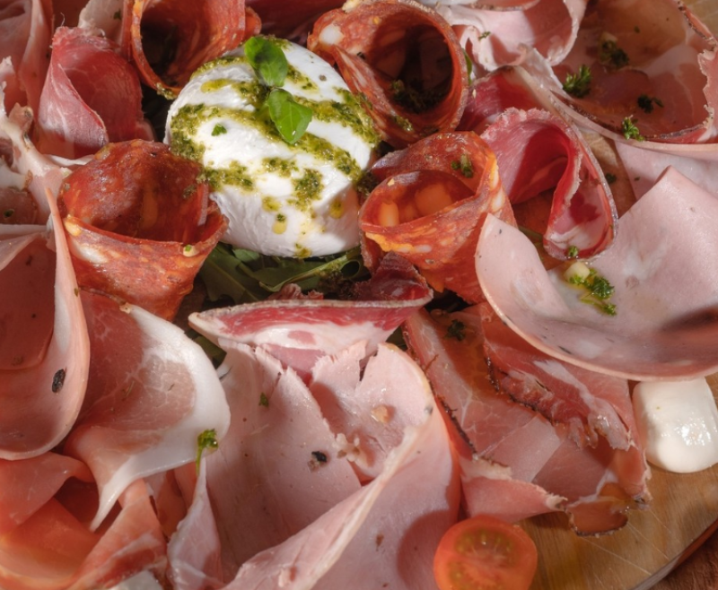 Bar chaleureux avec grandes tables pour groupes à Lyon 7