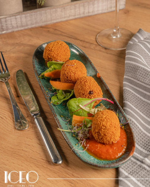 Bar à tapas chaleureux à Lyon avec planches à partager, sélection de vins, bières et cocktails maison