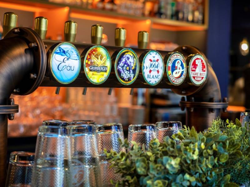 Où boire un verre un lundi soir dans un bar chaleureux avec ou sans réservation à Lyon 7 près du tram T2 ?
